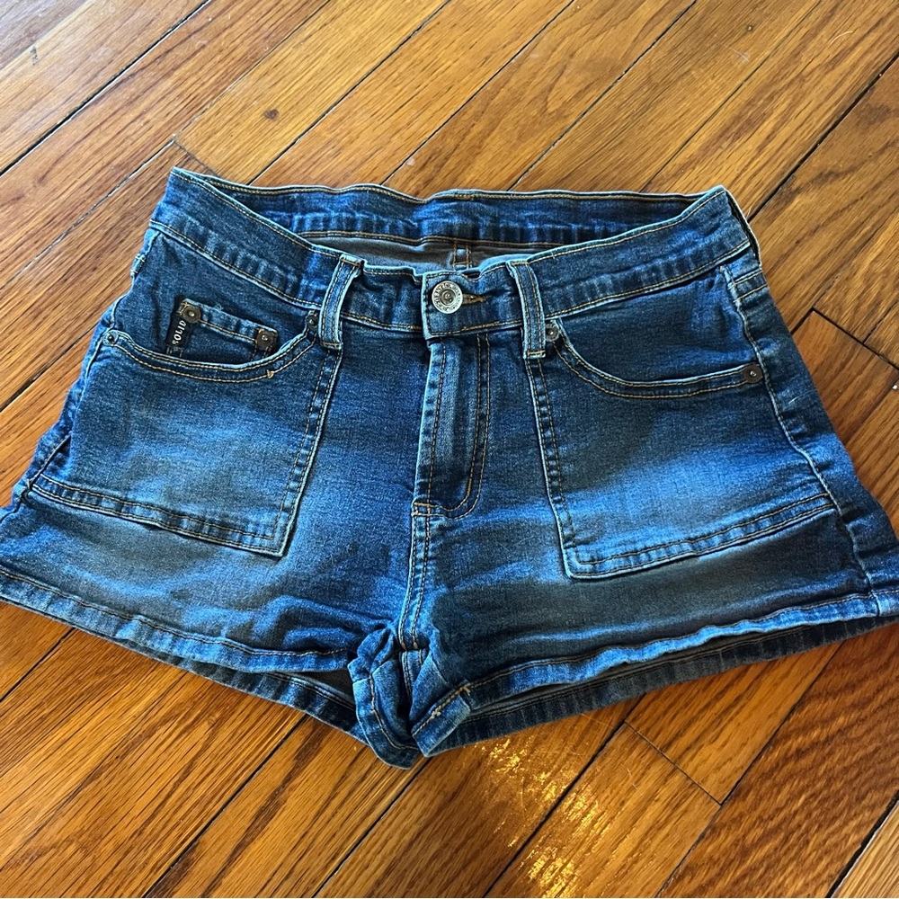 vintage midwash "solid" denim shorts with cute front pockets and flattering back